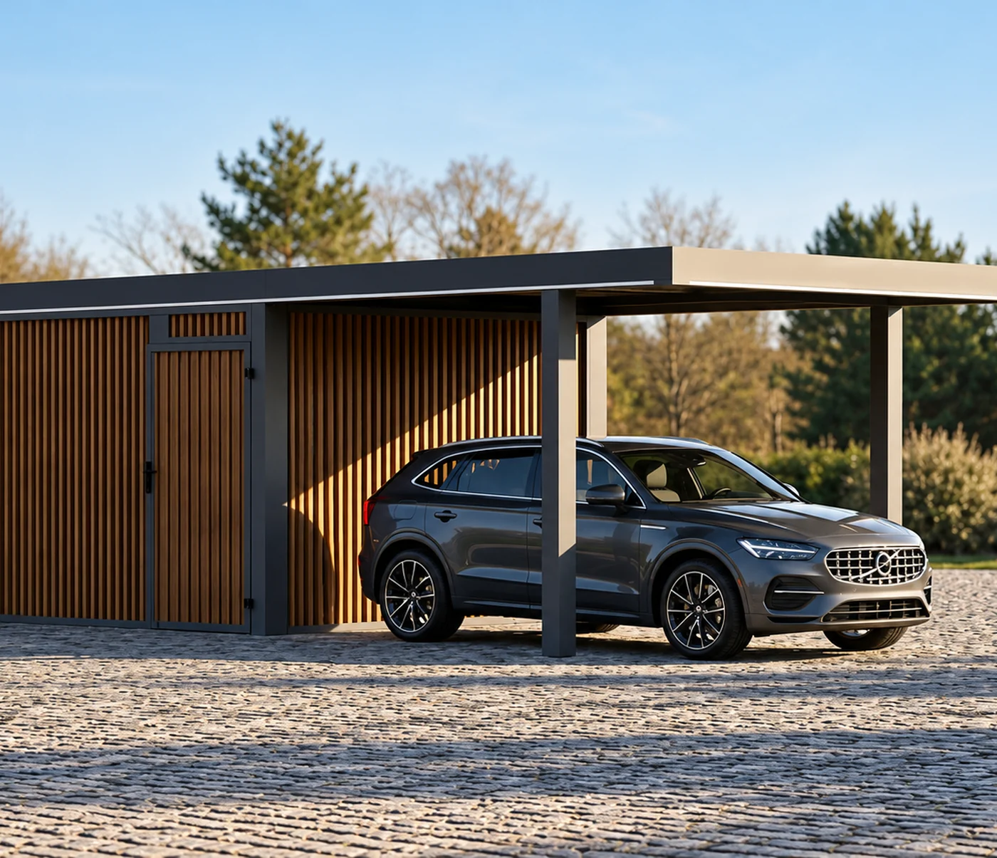 Carport z samochodem i boczną zabudową z pionowych paneli