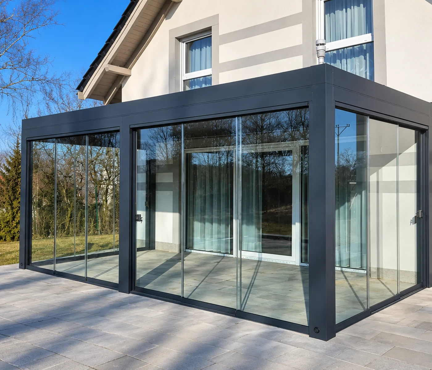 Pergola przy domu z przeszklonymi bokami