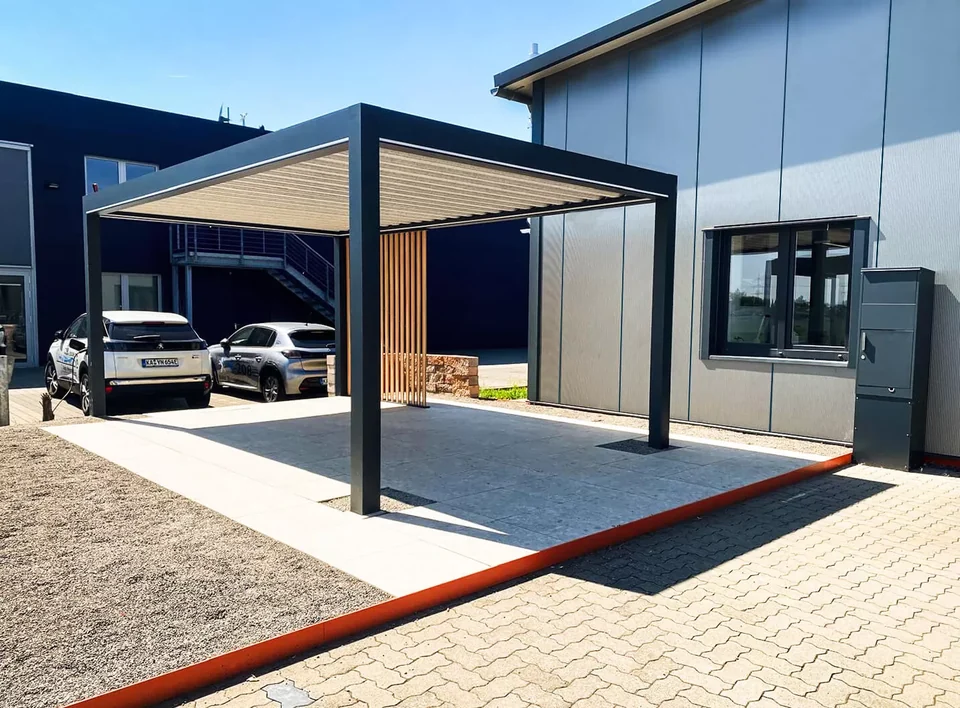 Carport na placu przed budynkiem
