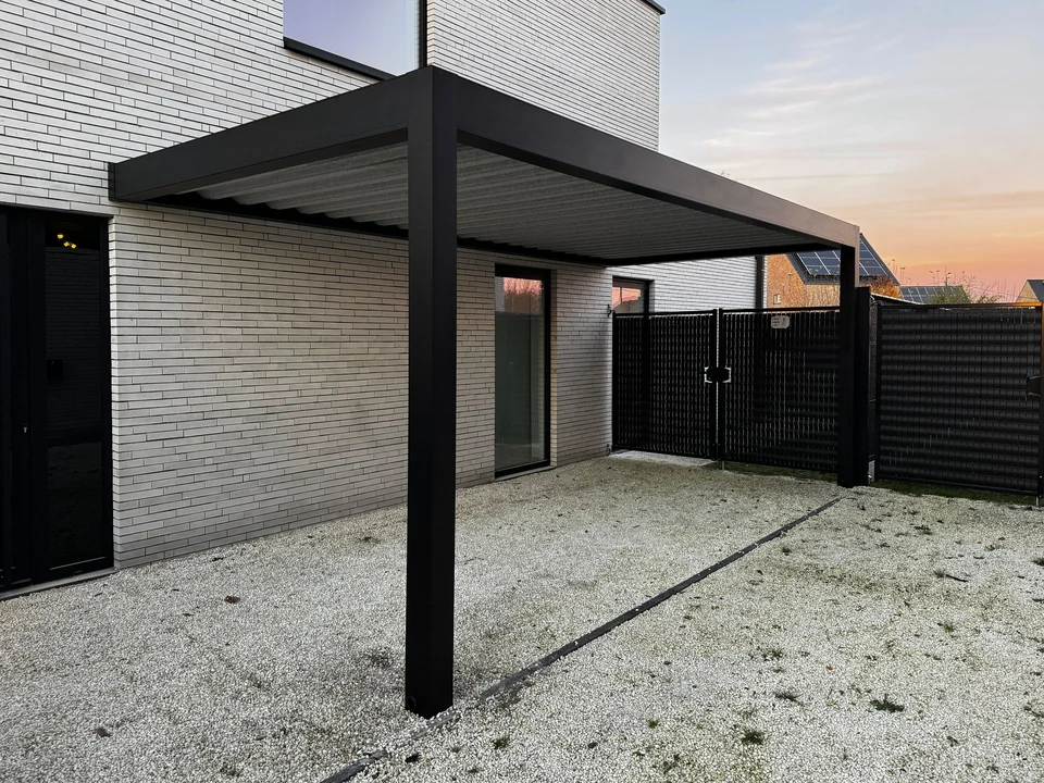 Ciemny carport na jasnym podjeździe