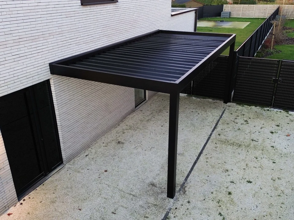 Dach carportu przy domu widziany z góry