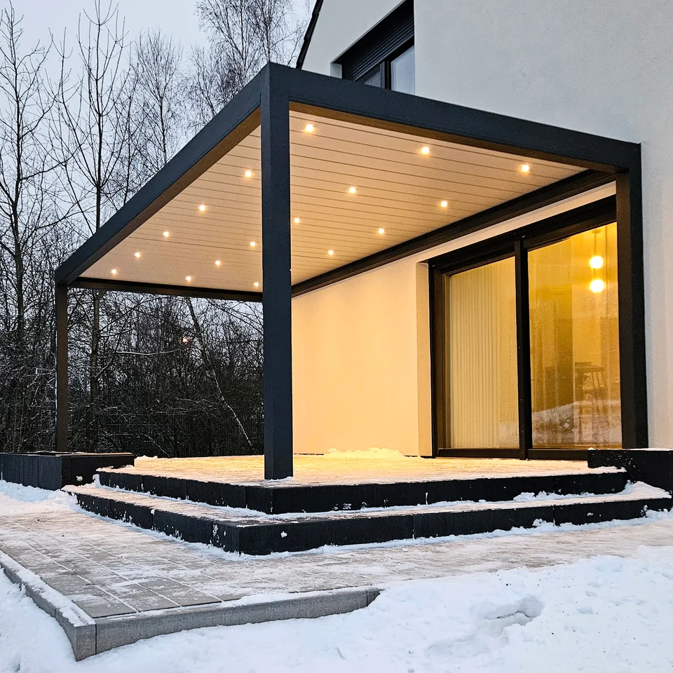Pergola przy domu z włączonym oświetleniem punktowym LED w dachu