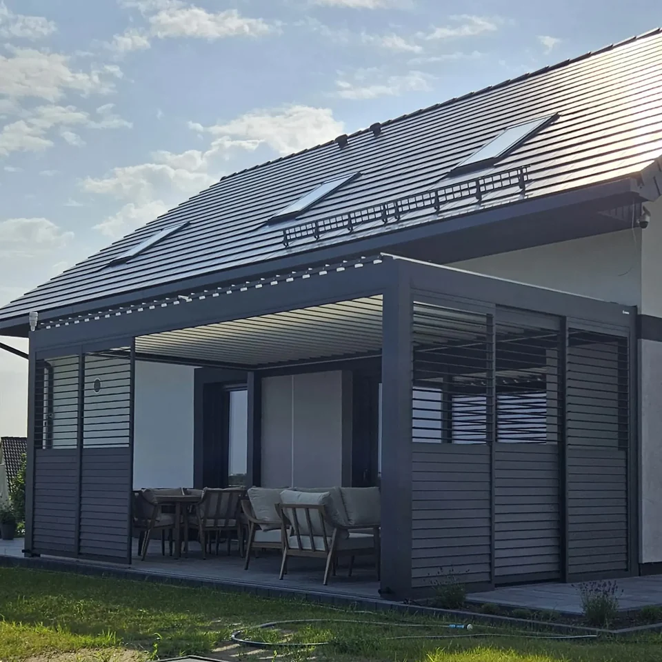 Pergola przy domu z aluminiowymi shuttersami i regulowanymi lamelami