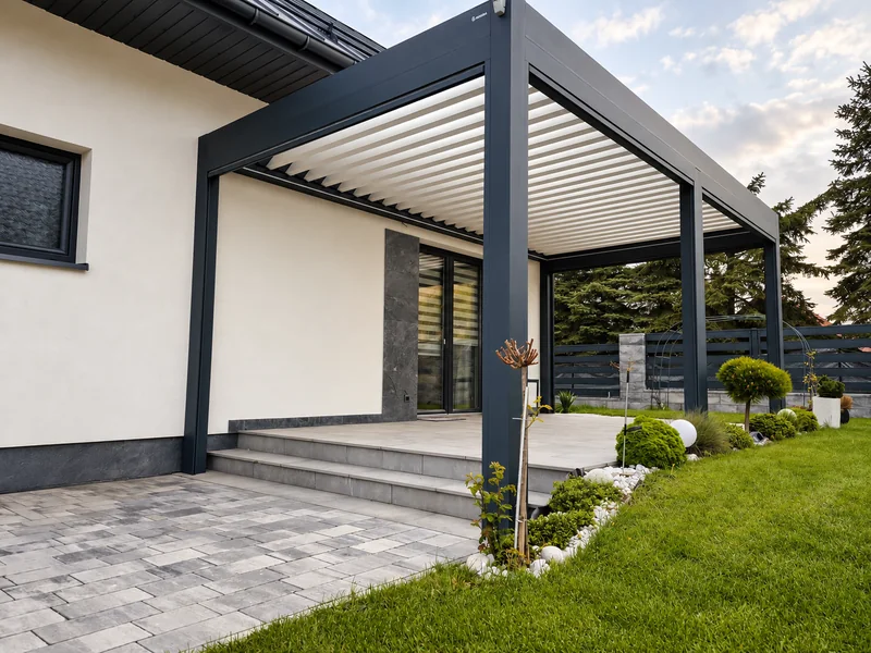 Pergola lamelowa nad strefą wypoczynku w ogrodzie
