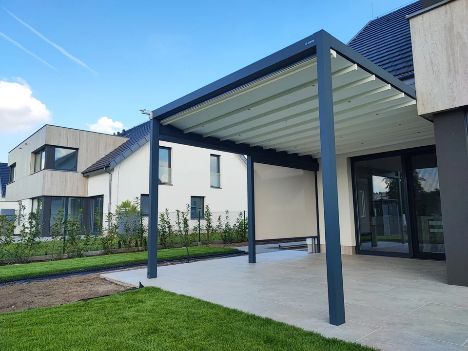 Pergola z jasnym dachem materiałowym nad tarasem przy domu