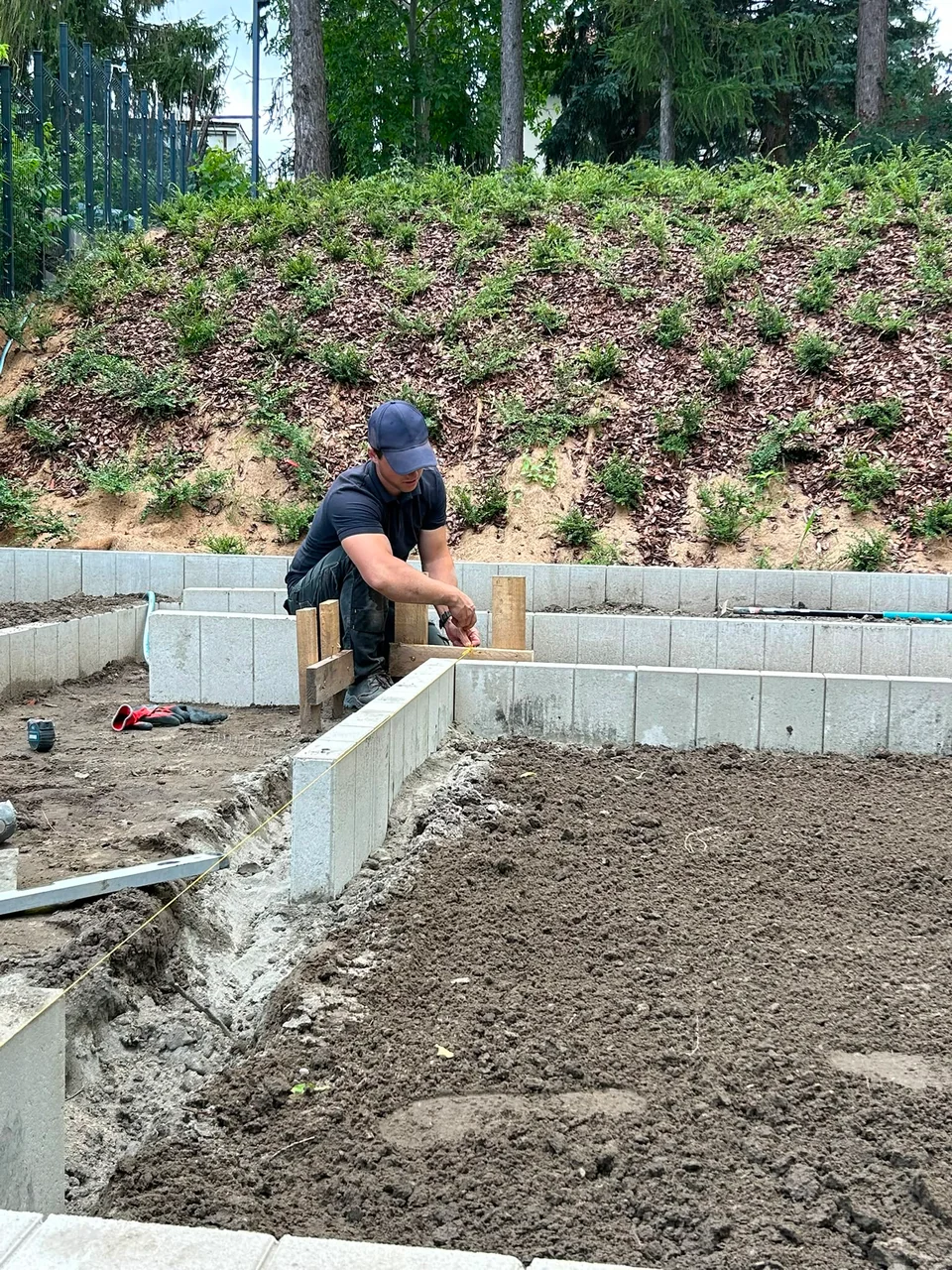 Przygotowanie obrzeża tarasu przy ogrodzie