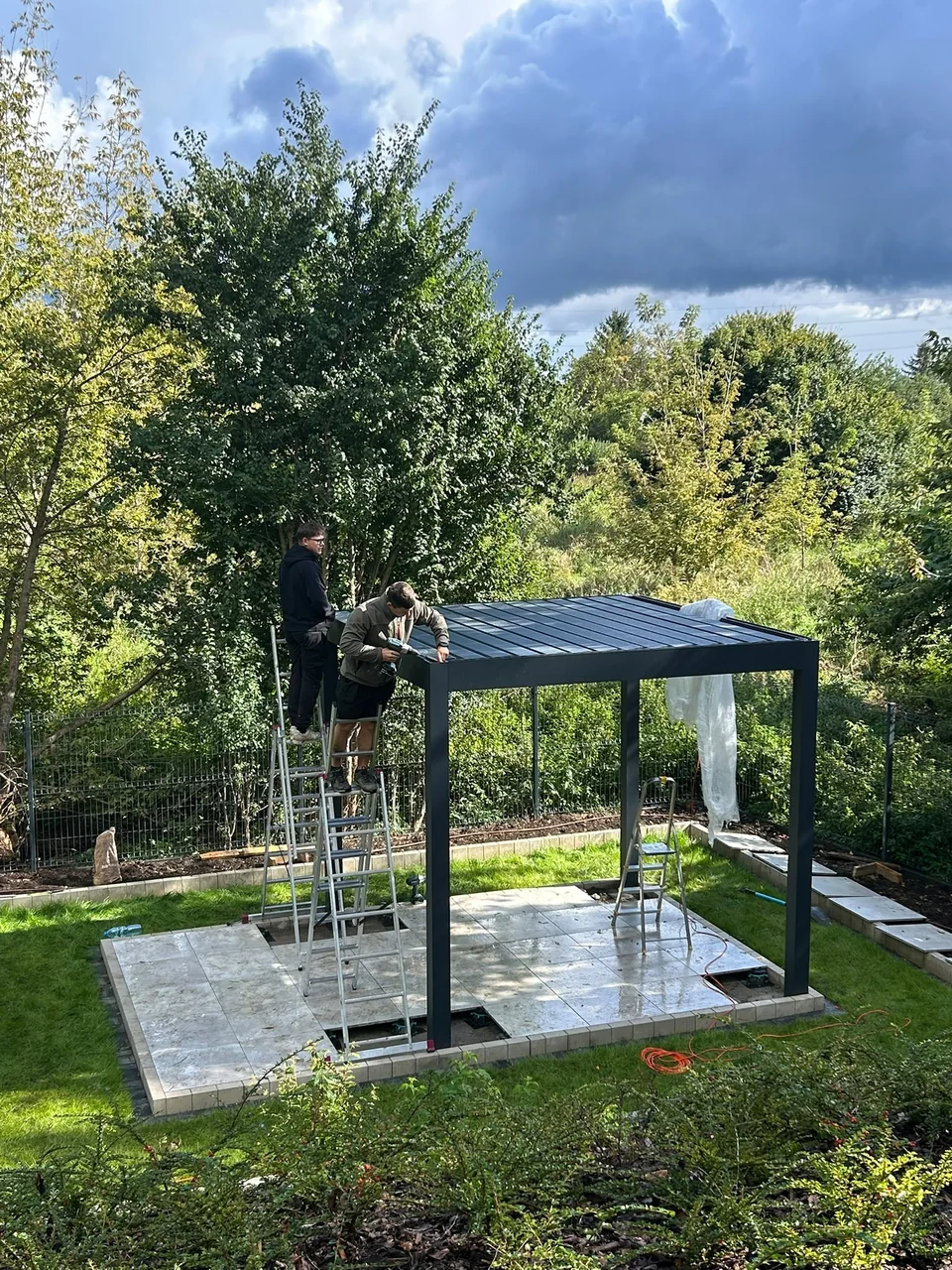 Gotowa pergola na tarasie w ogrodzie
